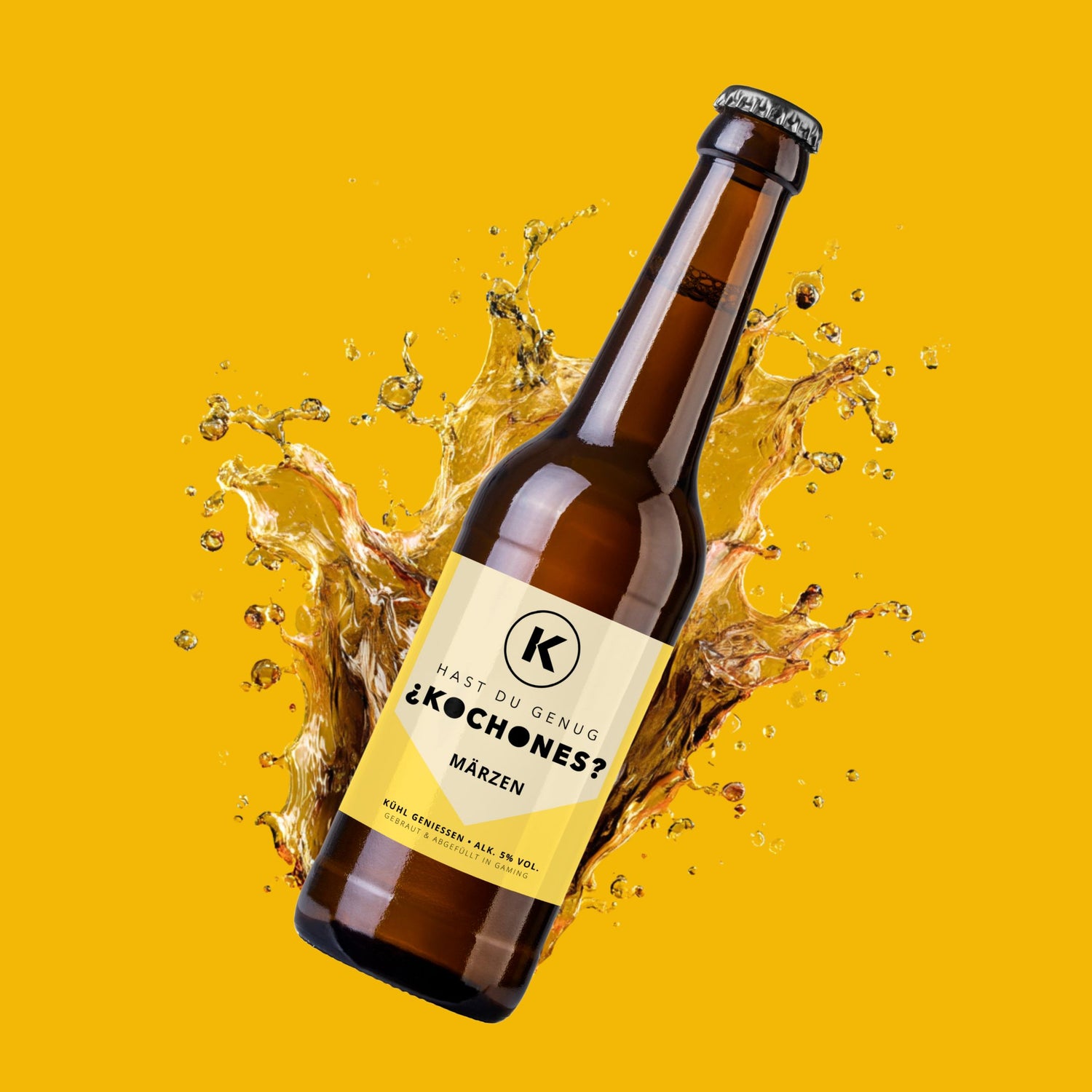 KOCHONES Bierflasche auf gelbem Hintergrund. Hinter der Flasche spritzt flüssiges Bier auf alle Seiten, als würde die Flasche in Bier fallen.