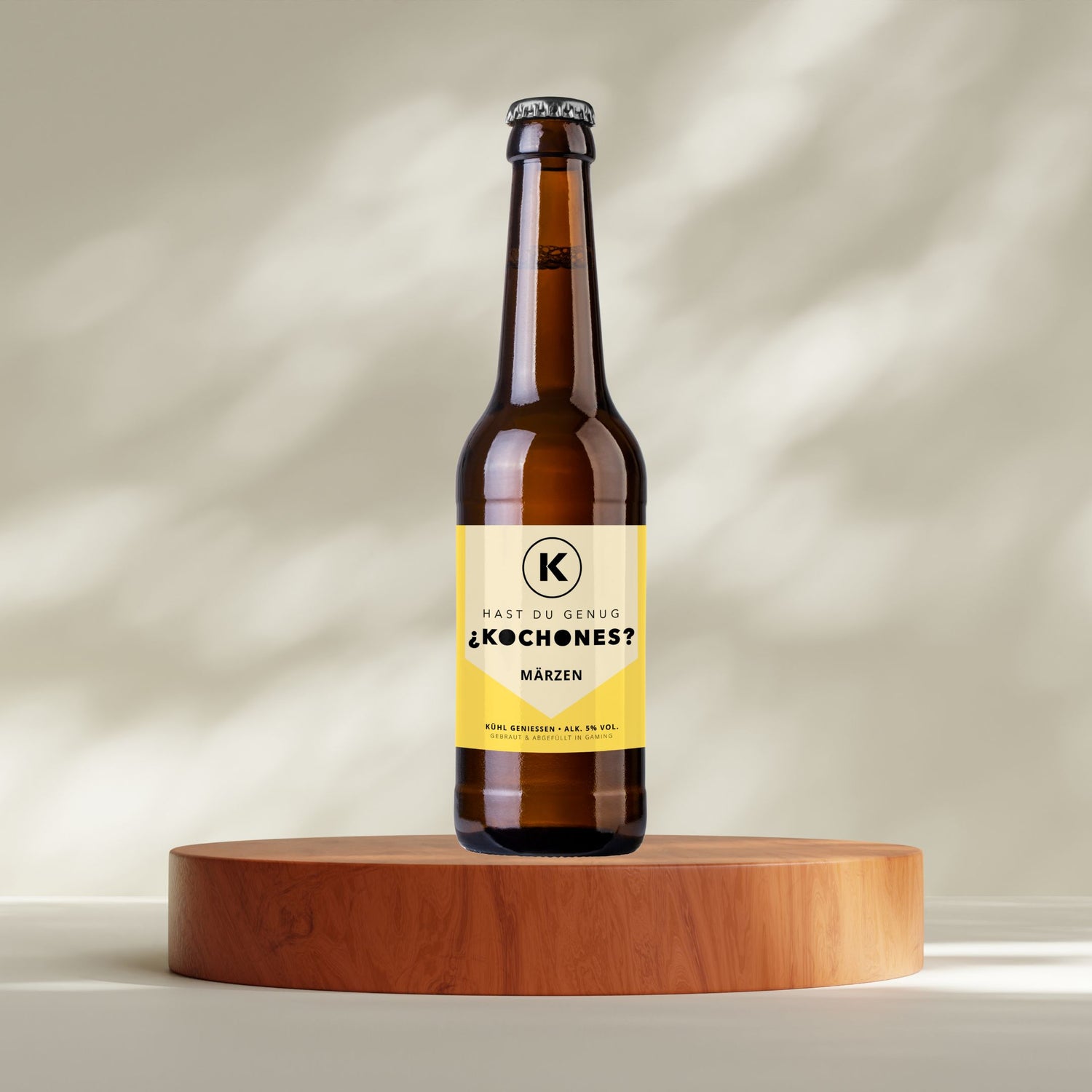 KOCHONES Bierflasche auf einem Holzbrett und hellem Hintergrund.