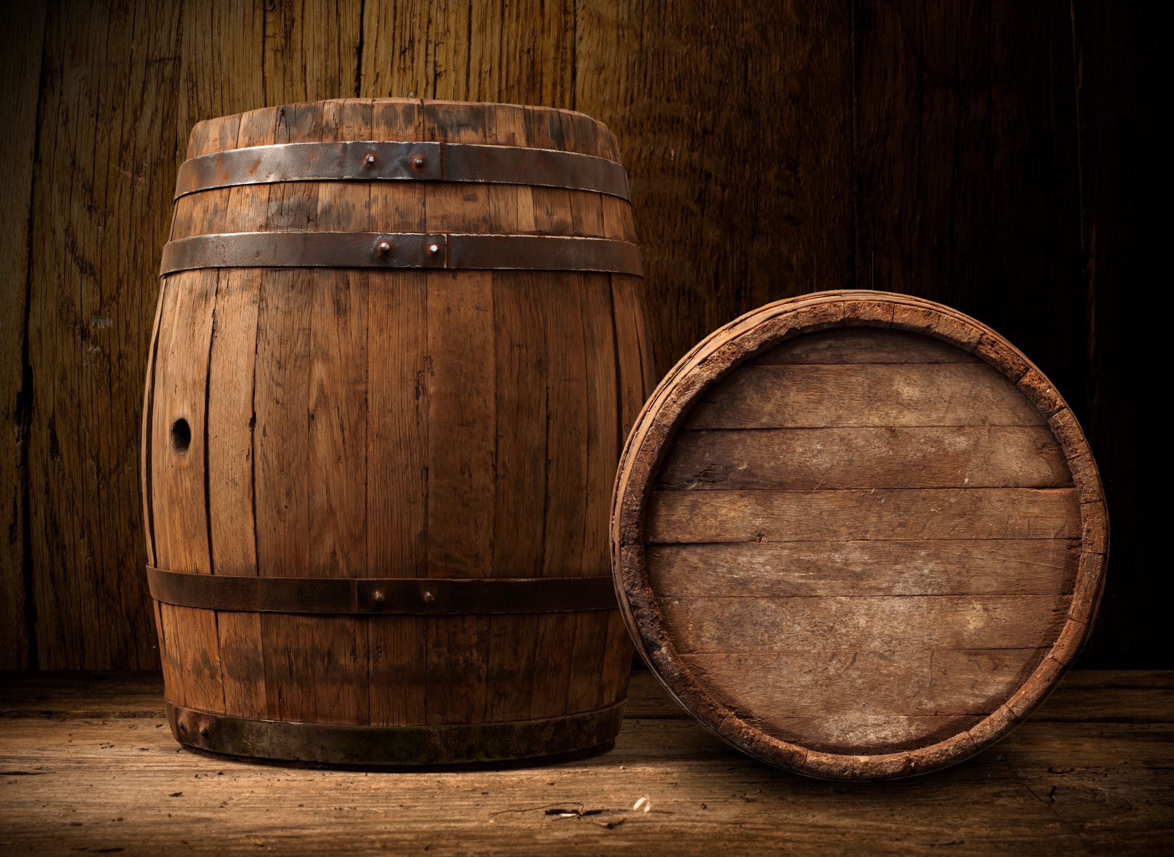 Zwei Bierfässer. Ein stehendes und ein liegendes.
